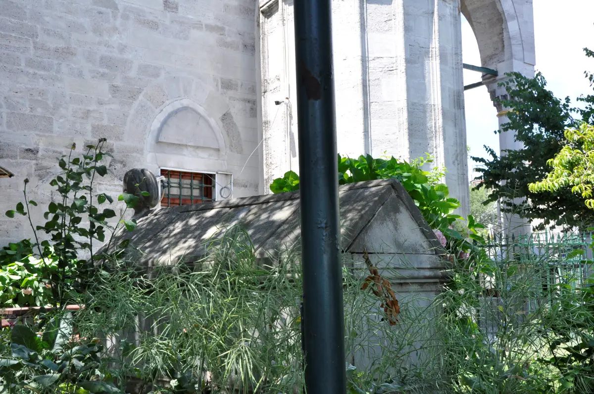 Firuzağa Cami Bahçesindeki Zat