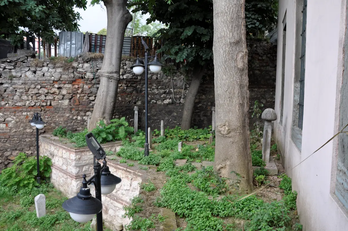 Sarıbeyazıt Camii Haziresi